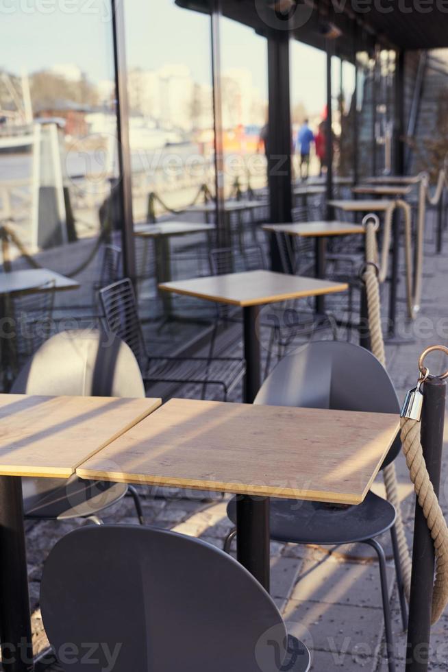 den öde terrassen på det stängda caféet under pandemin foto