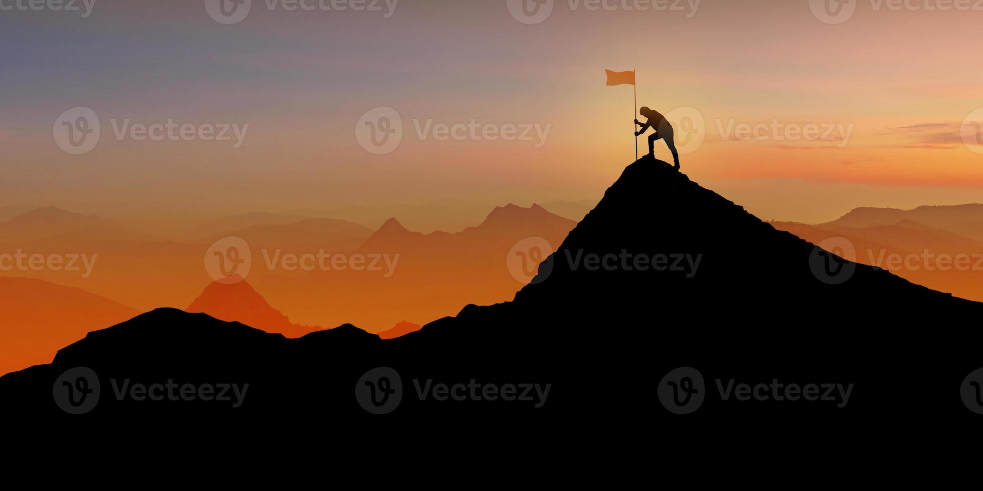 silhuett av affärsman som står på bergstopp över solnedgångsskymningbakgrund med flagga foto