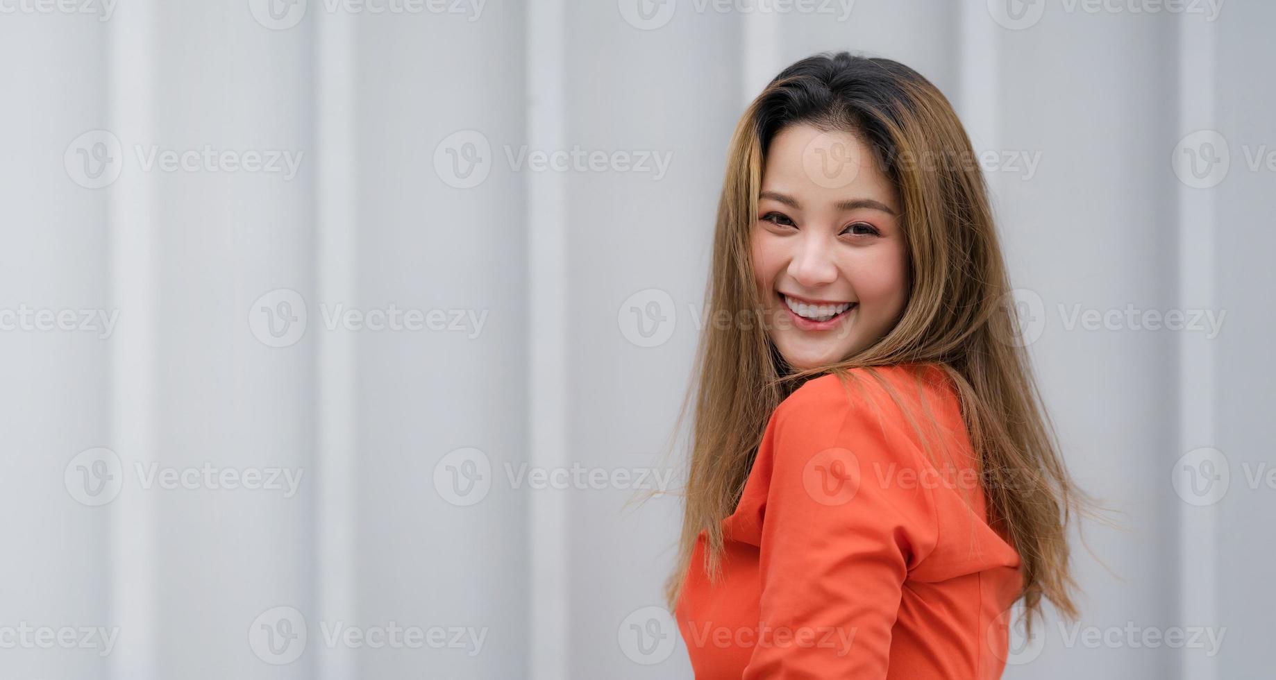 utomhus porträtt av glad ung kvinna foto