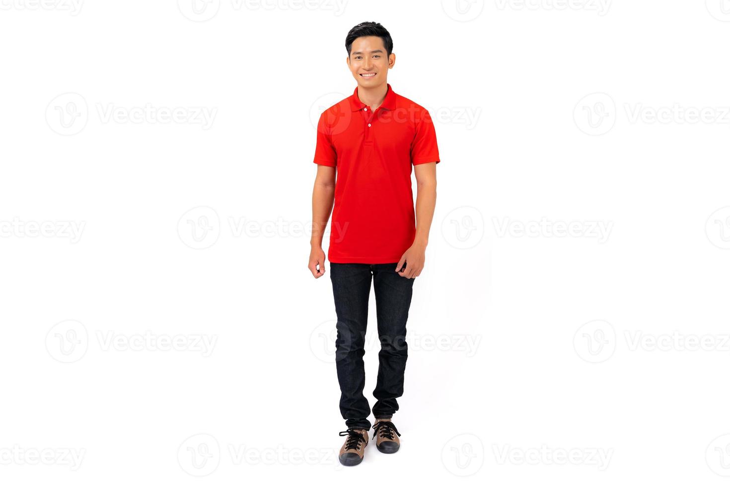 ung man i röd t-shirt isolerad på vit bakgrund foto