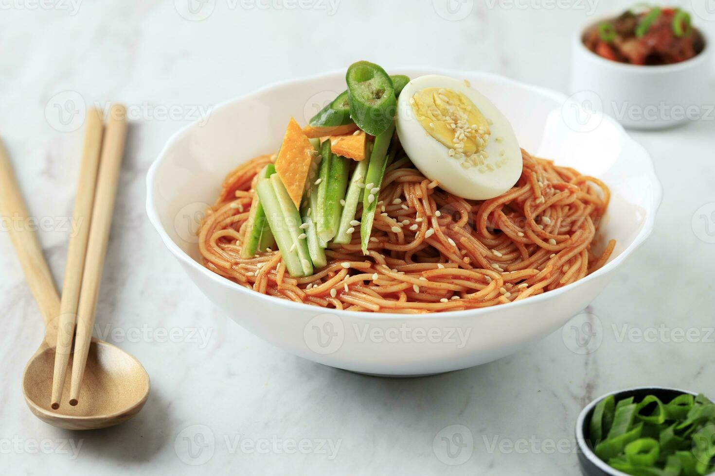 bibim guksu naengmyeon, koreanska kryddad kall nudel foto