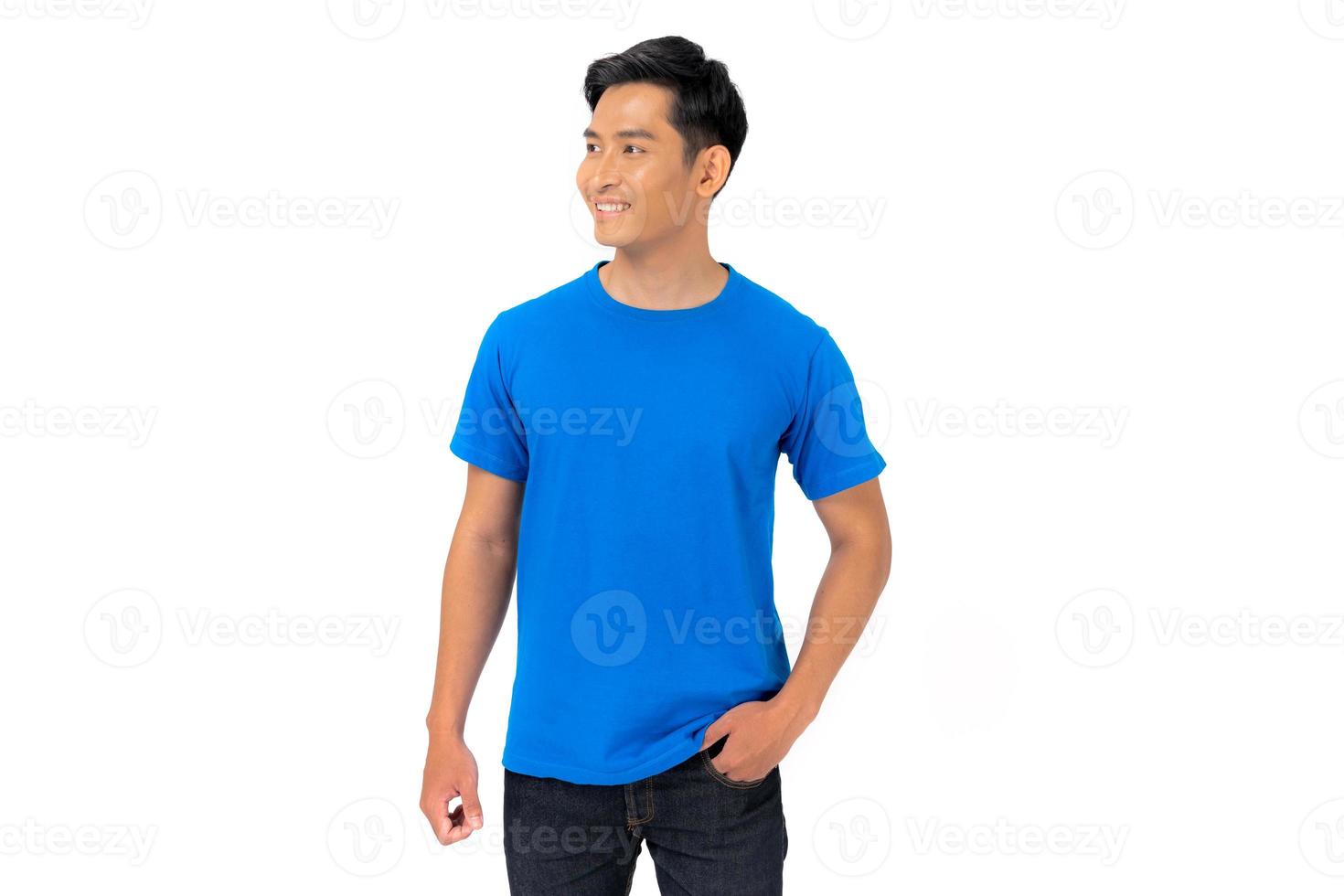 ung man i blå t-skjorta på vit bakgrund foto