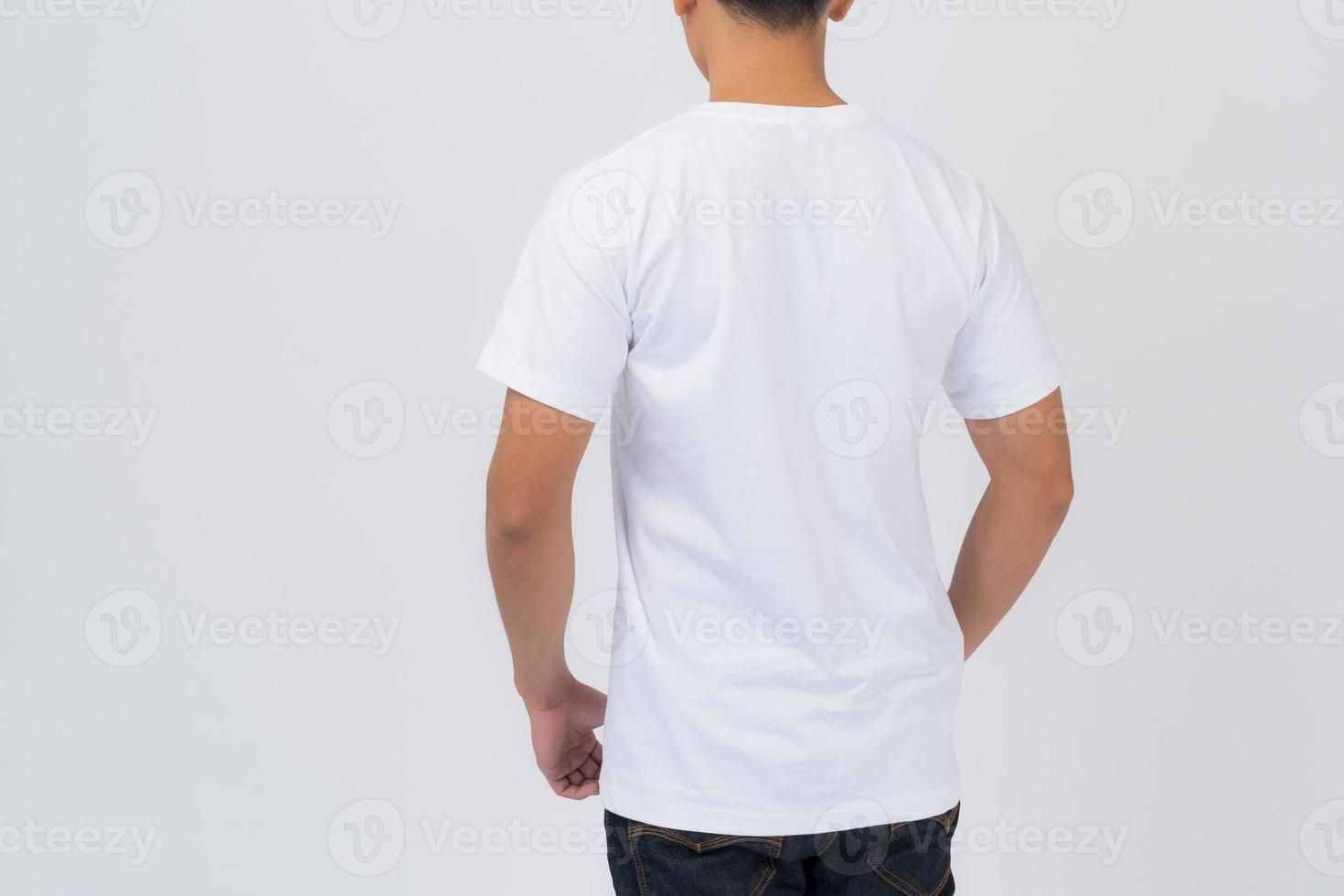t-shirt design ung man i vit t-shirt på vit bakgrund foto