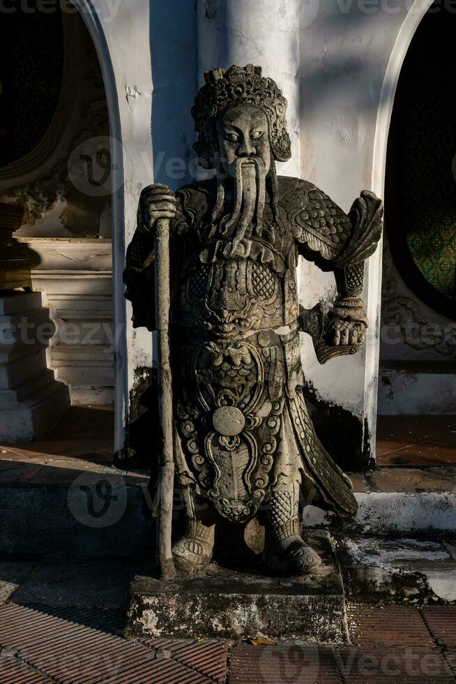 kinesisk stil stuck skulpturer runt om phra patom chedi, de största och högsta pagod i thailand belägen på amfoe mueang nakhon patom provins. foto