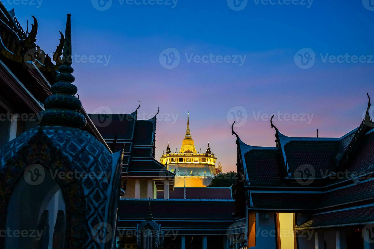 skön solnedgång på gyllene berg phu khao stringtrosa ett gammal pagod på wat saket tempel på januari 29, 2023. de känd destination i Bangkok, thailand. foto