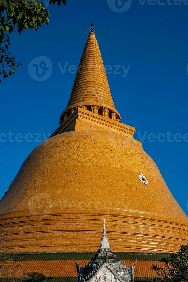 phra patom chedi, de största och högsta pagod i thailand och omgivande område belägen på amfoe mueang nakhon patom provins. foto