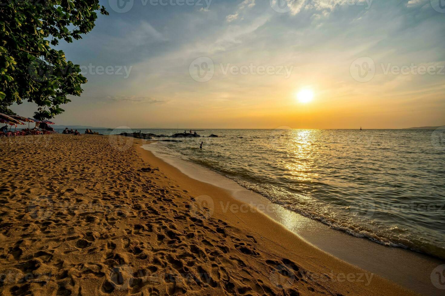 pattaya strand, pratumnak kulle mellan söder pattaya strand och jomtien strand i de solnedgång, kväll. foto