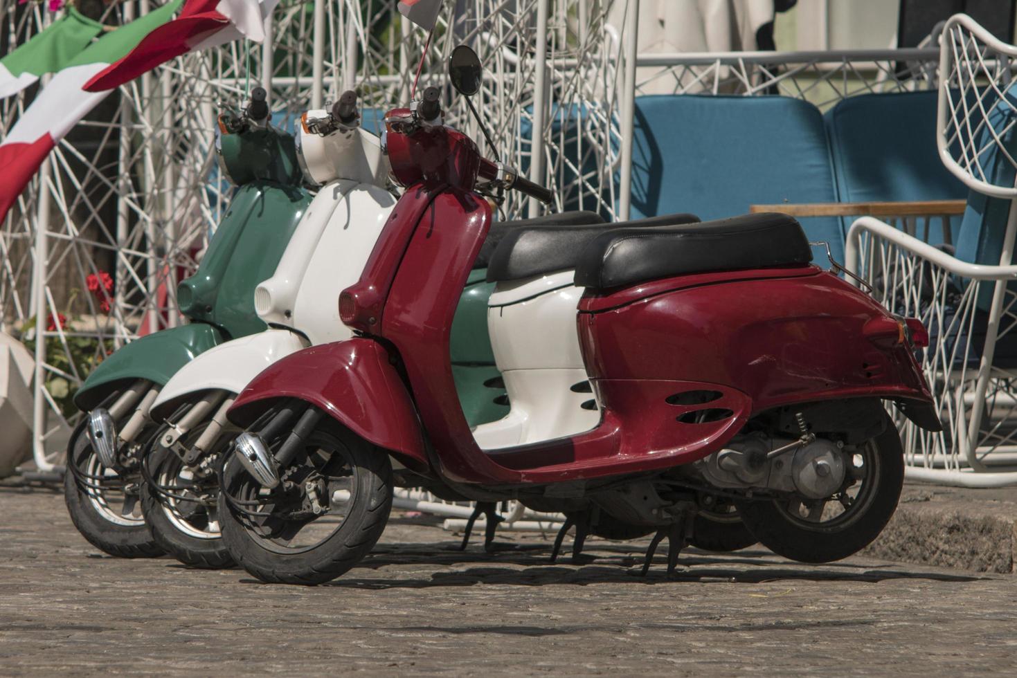 tre mopeder målade i färger av den italienska flaggan foto