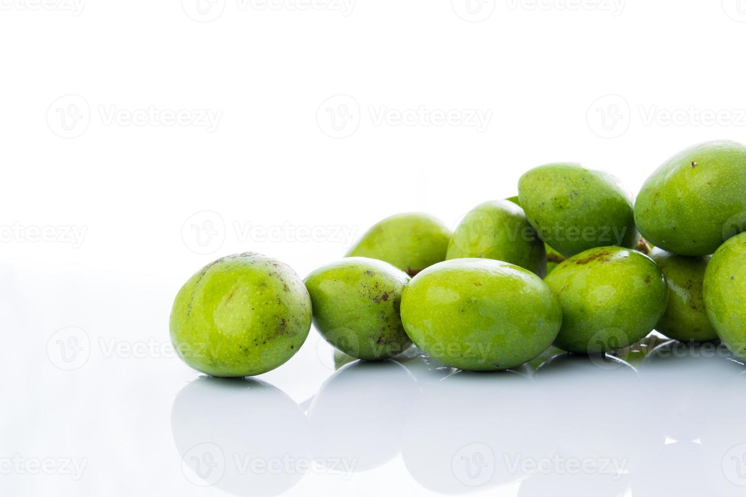 närbild mangifera mango på vitt foto