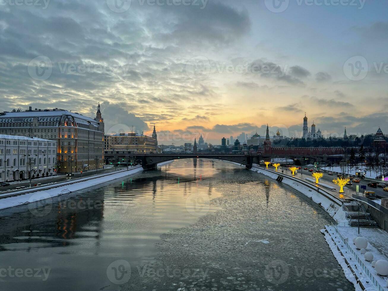 se längs moskva flod foto