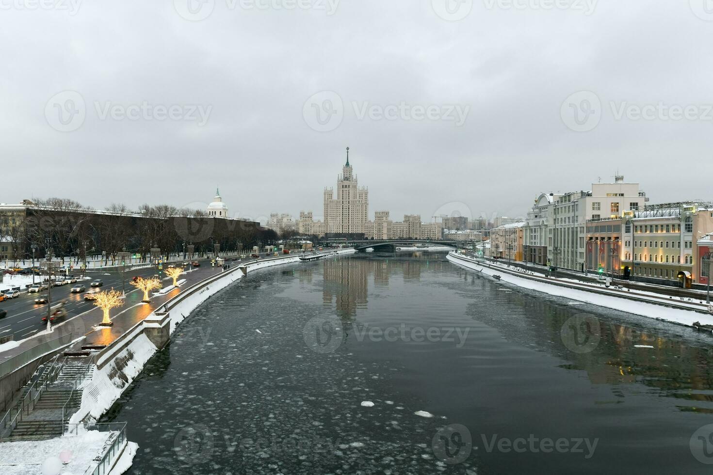 skyskrapa på kotelnicheskaya vägbank foto