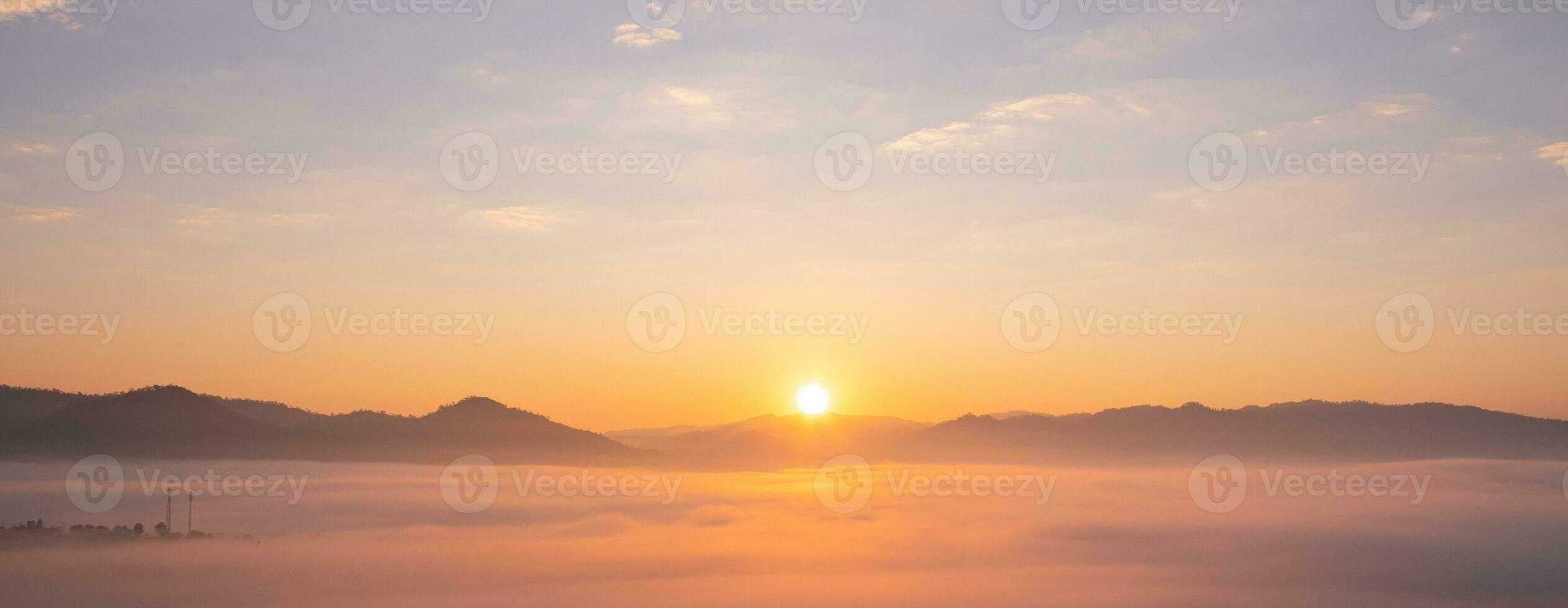 färgrik av himmel och skön berg landskap. morgon- soluppgång tid berg landskap foto