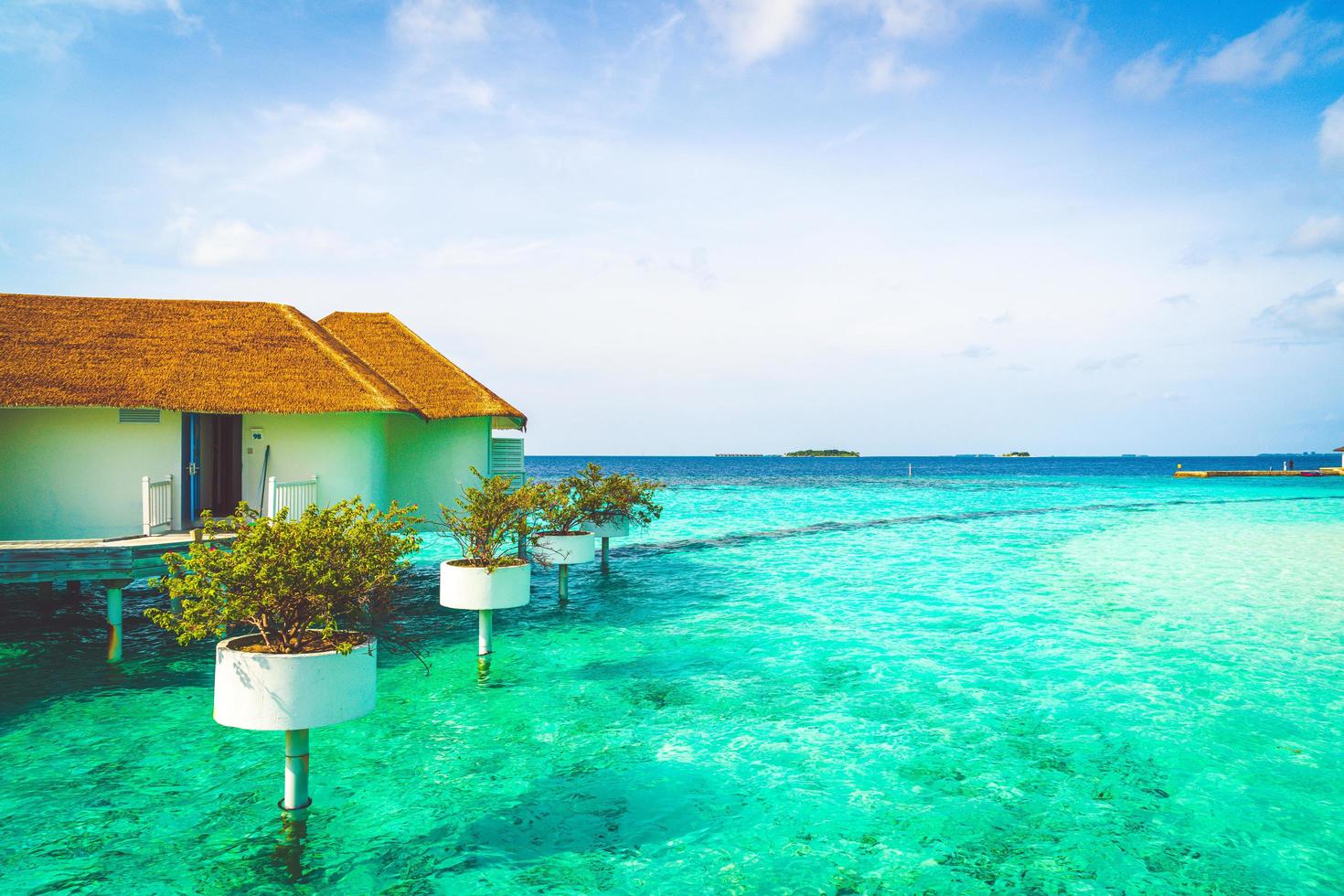 vackra tropiska Maldiverna hotell och ö med strand och hav foto