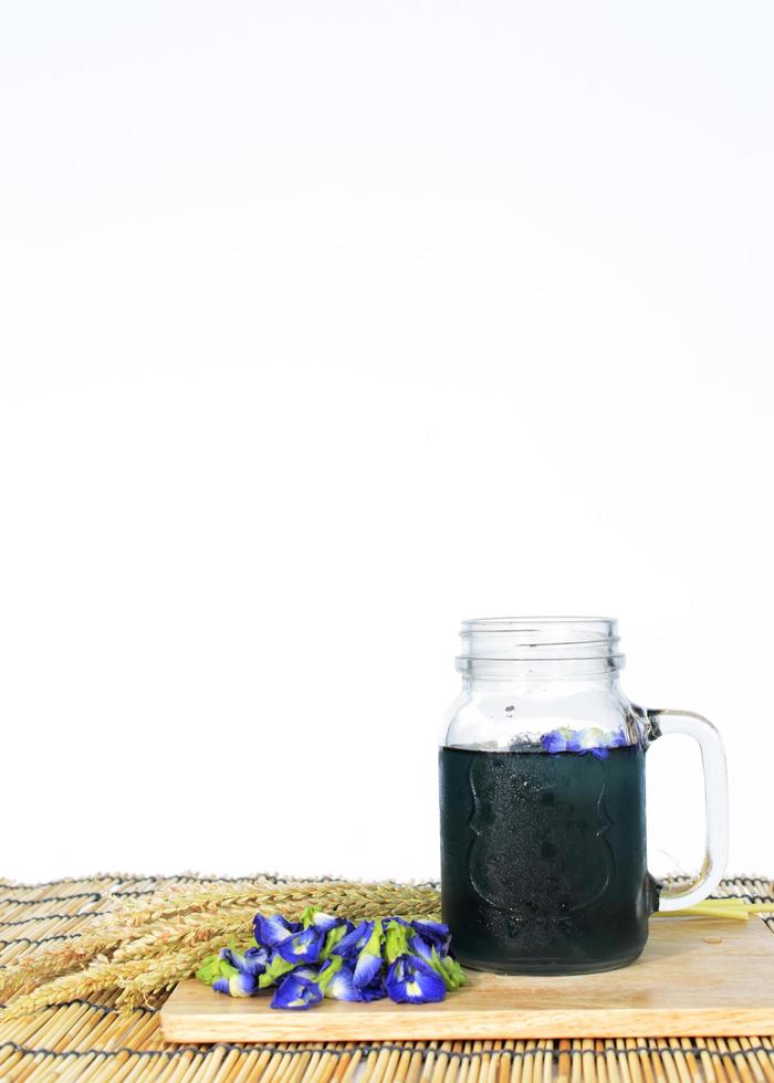 fjäril ärta blå drink på vit bakgrund foto