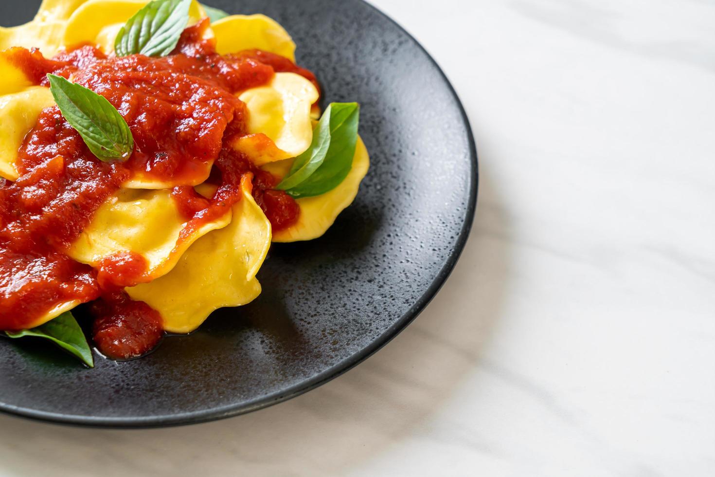 ravioli med tomatsås och basilika foto