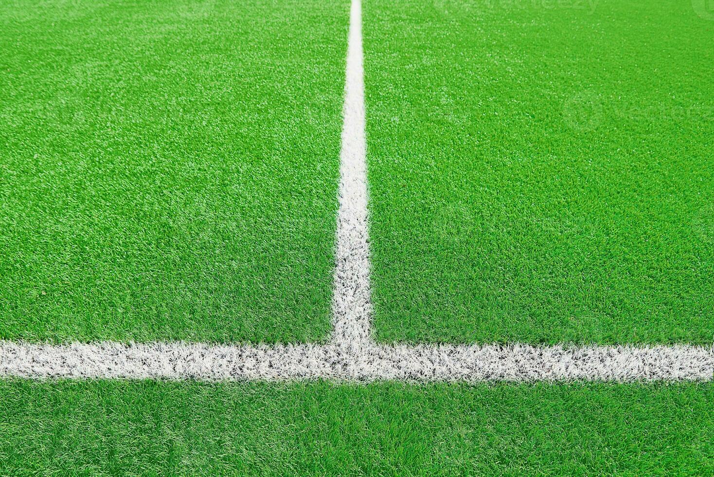 grön gräs på sport fält med vit linje foto