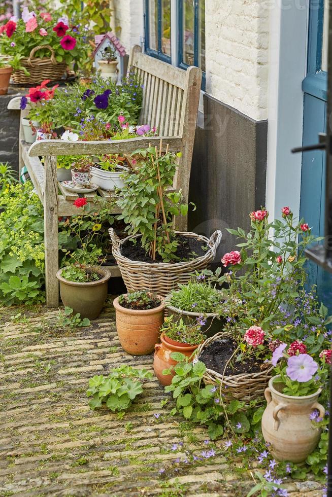 husingång dekorerad med blommor foto