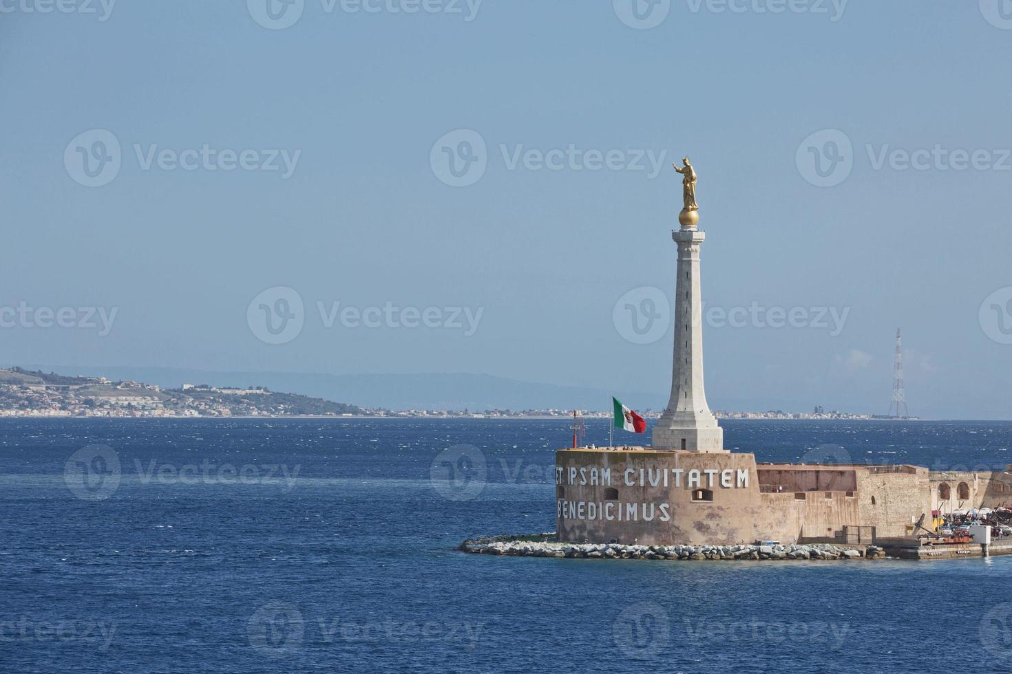 utsikt över Messinas hamn med guld Madonna della lettera statyn i Sicilien, Italien foto