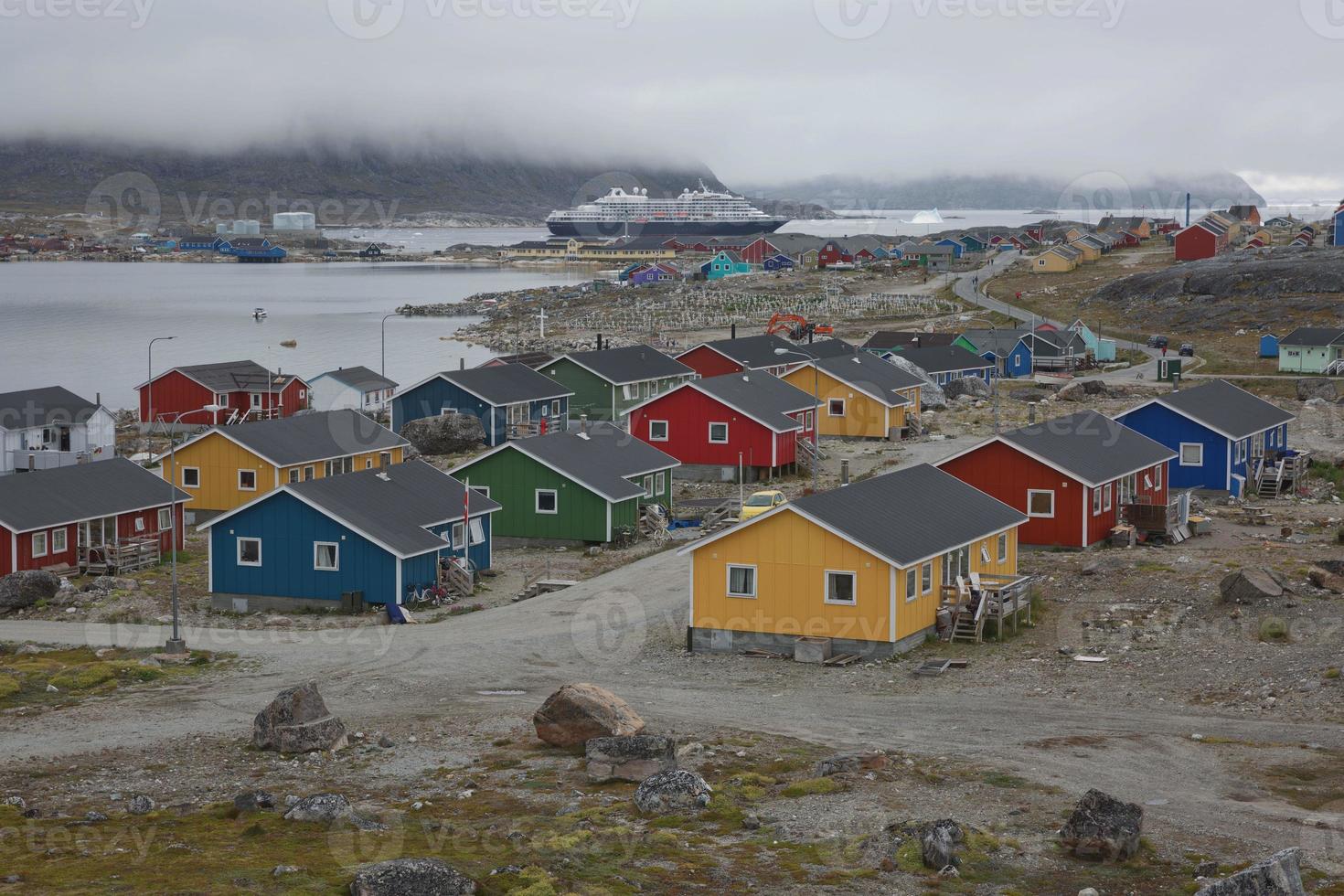 arkitektur och färgglada hus i liten stad Nanortalik i Grönland foto