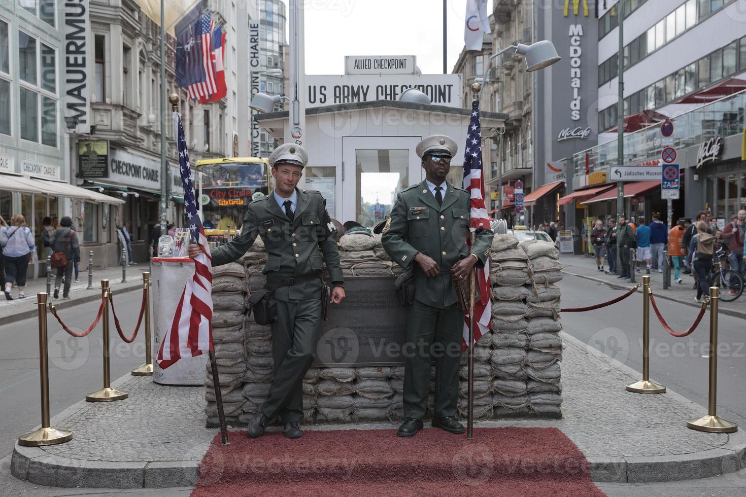 checkpoint charlie i Berlin, Tyskland foto