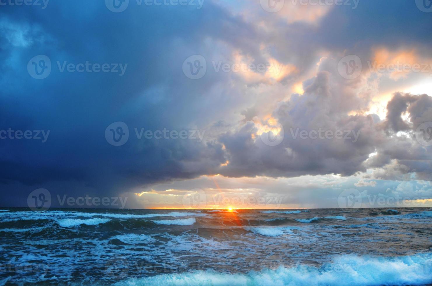 strandhimmel orange och blå toner moln och havsvågor vacker natur ljus solnedgång foto