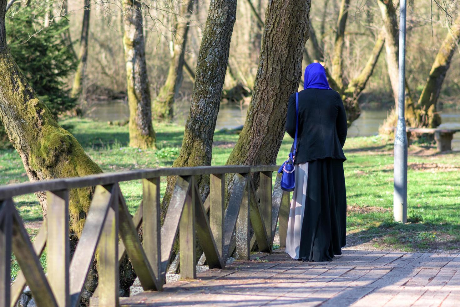 muslimsk kvinna som tycker om utomhus foto