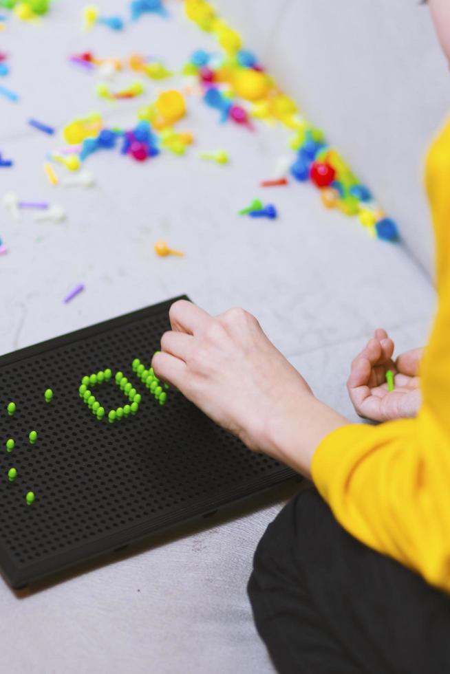 barn som spelar fästbrädspel foto