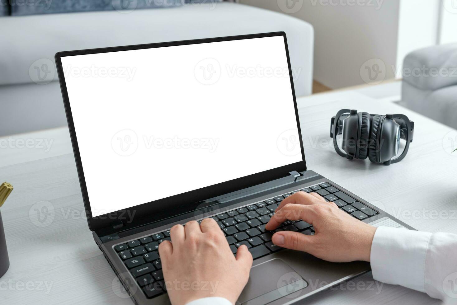 arbete på bärbar dator dator närbild. isolerat skärm i vit för webb sida presentation foto