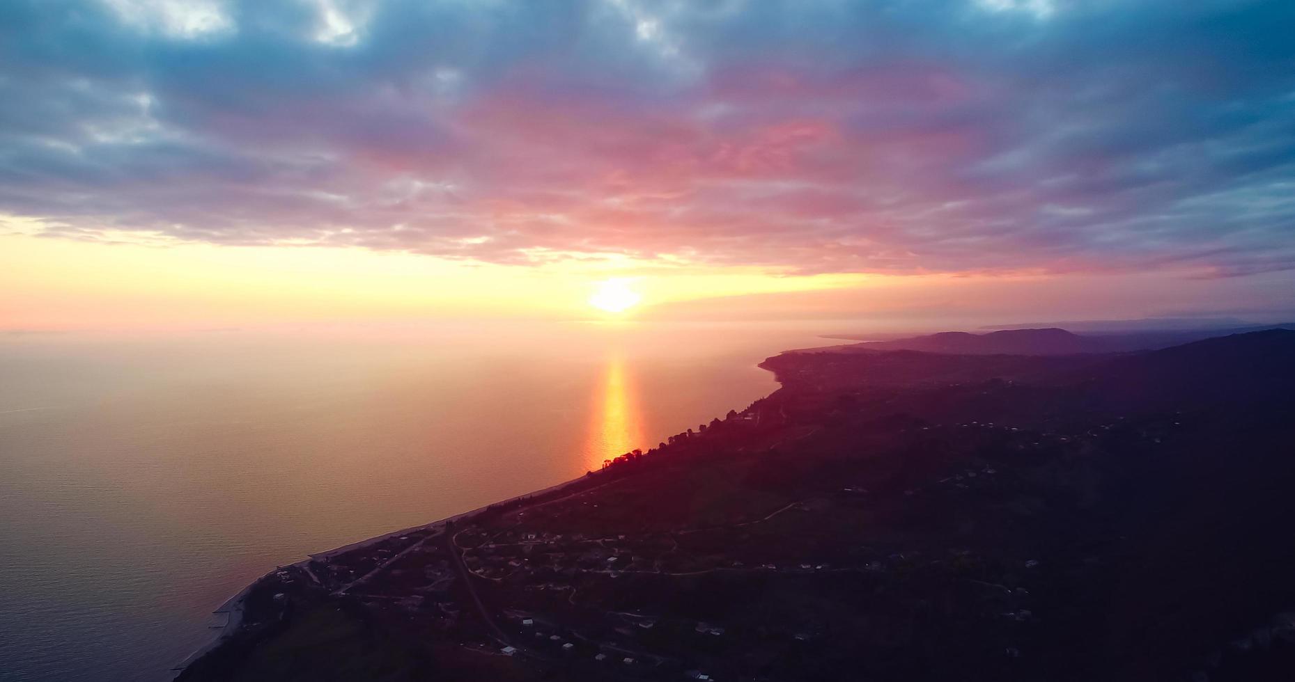 Flygfoto över en vacker solnedgång över havet foto