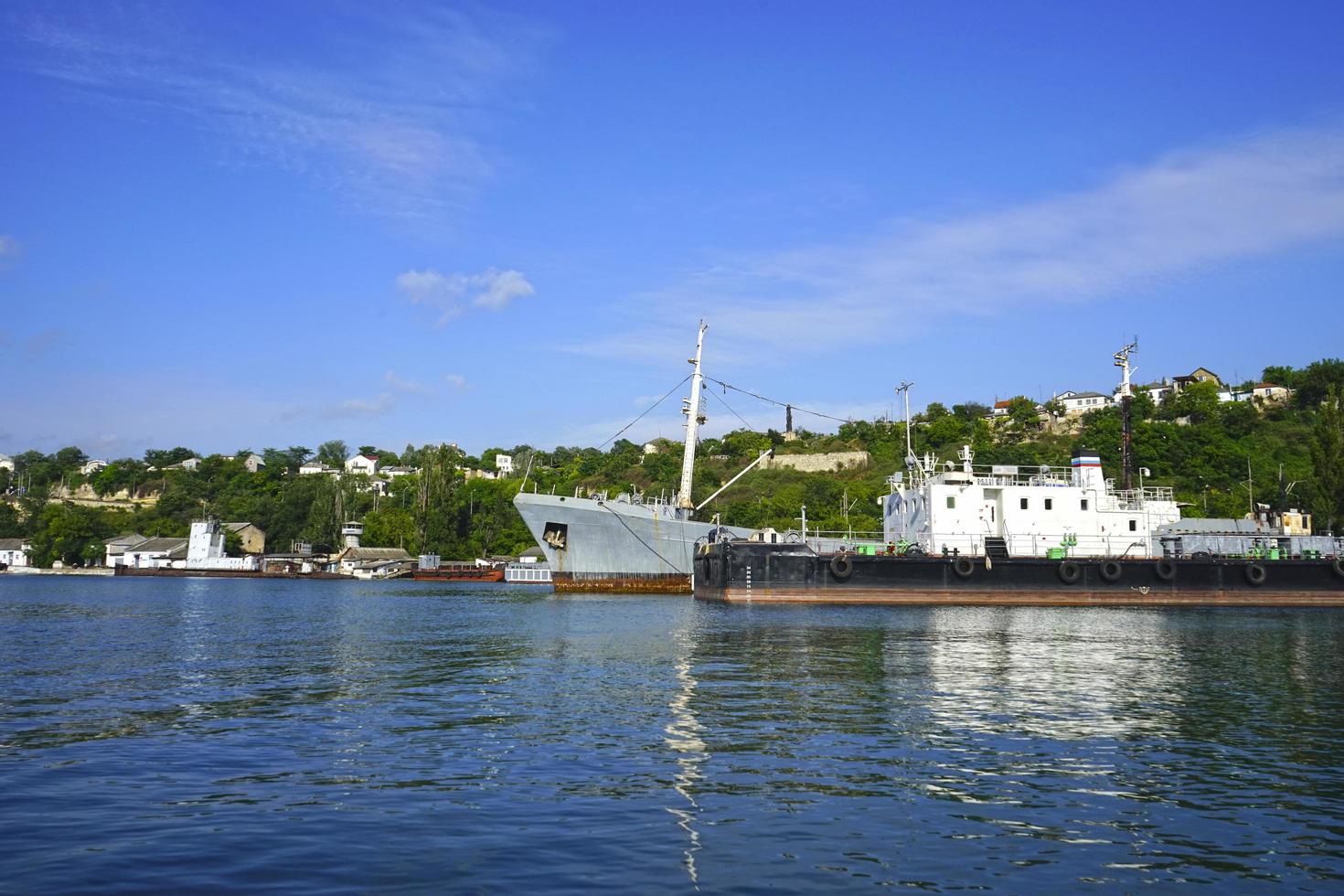 marinmålning med fartyg vid piren i Sevastopol Ryssland foto