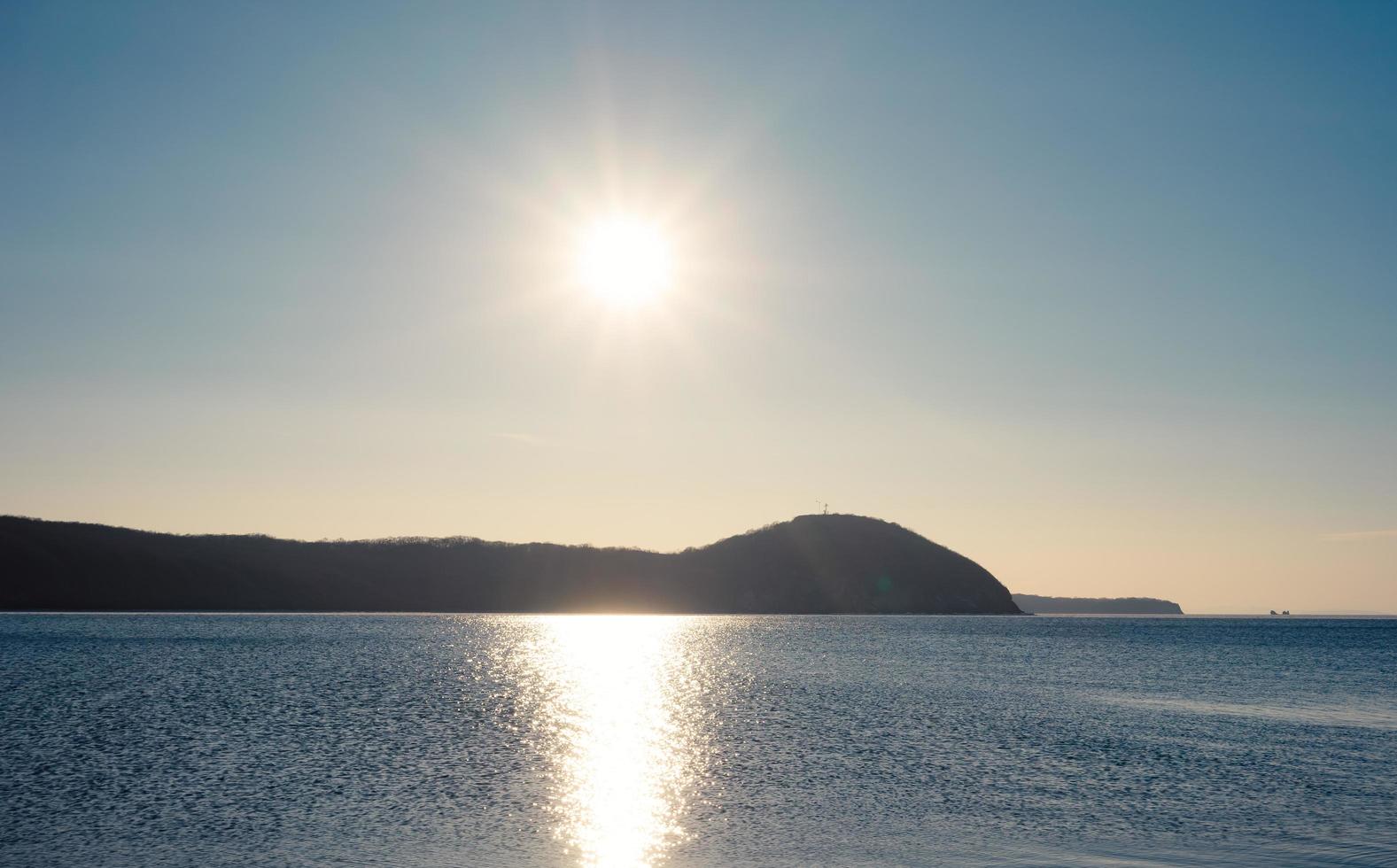 marinmålning med utsikt över kusten och solen foto