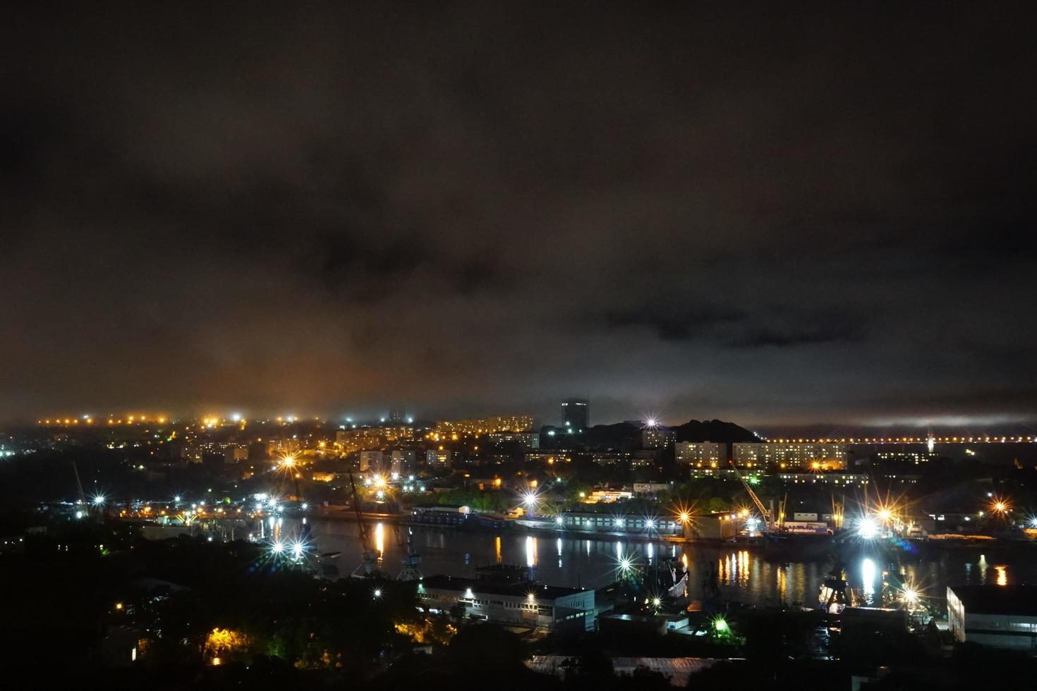 nattlandskap med utsikt över Diomede Bay Vladivostok Ryssland foto