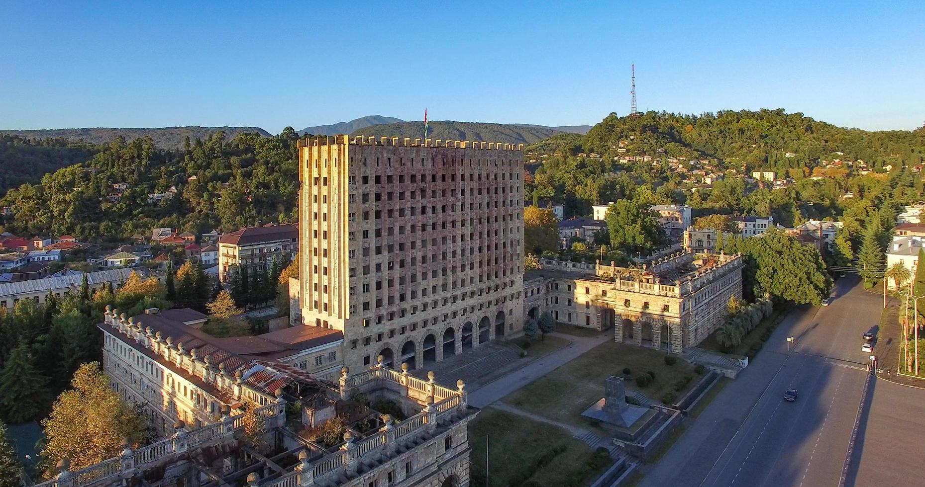 sukhumi abkhazia Flygfoto över den brända byggnaden foto