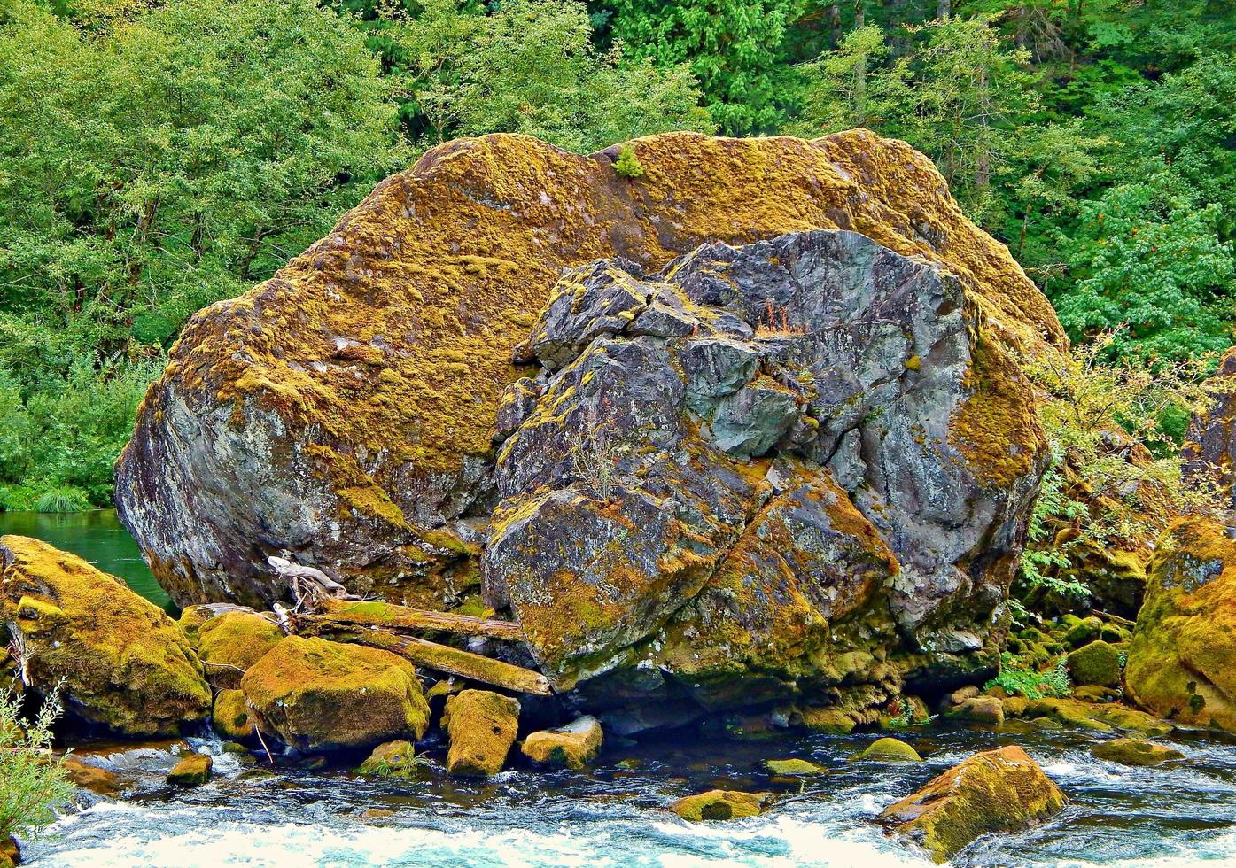 stor flodrock i norra santiamfloden vid Niagara County Park nära grindar eller foto