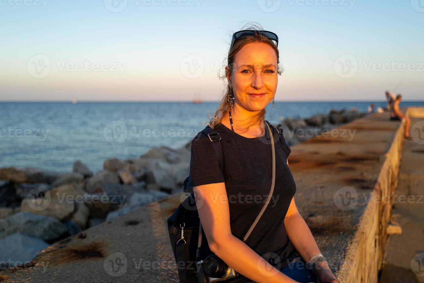 blond tjej i barcelona vid solnedgången foto