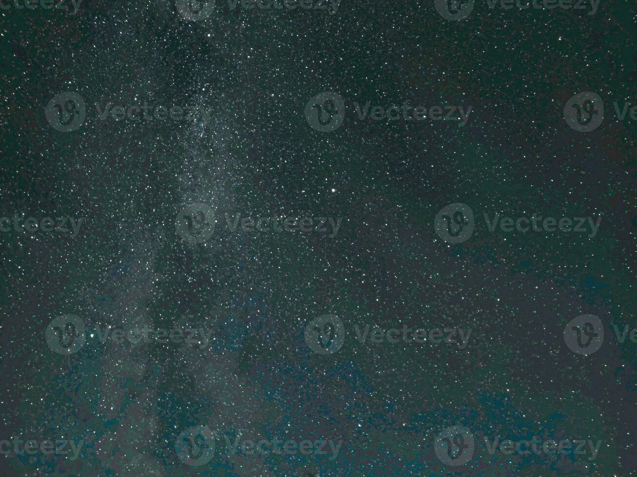 astrofoto tagen med de galax s23 ultra. de starry himmel och de mjölkig sätt galax är synlig i de landsbygden på natt. foto