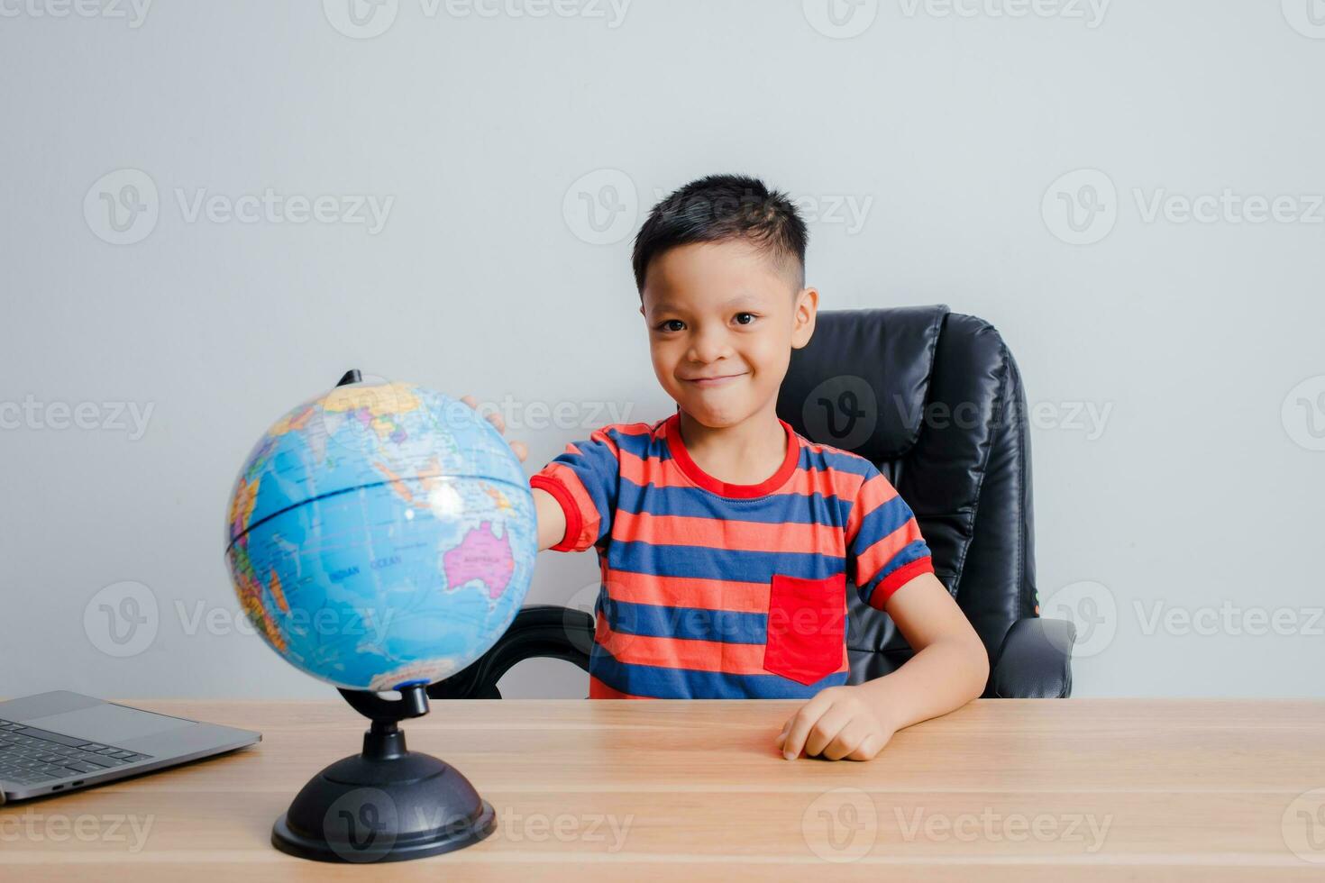 asiatisk pojke ser på värld Karta foto