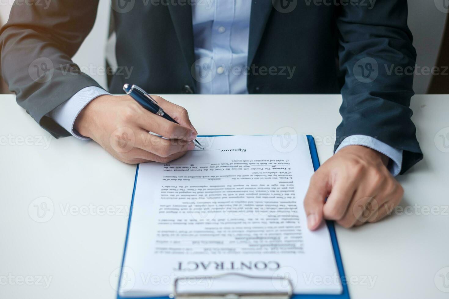 affärsman som skriver på kontraktshandlingar efter att ha läst, man håller pennan och godkänner affärsrapport. avtalsavtal, partnerskap och affärskoncept foto