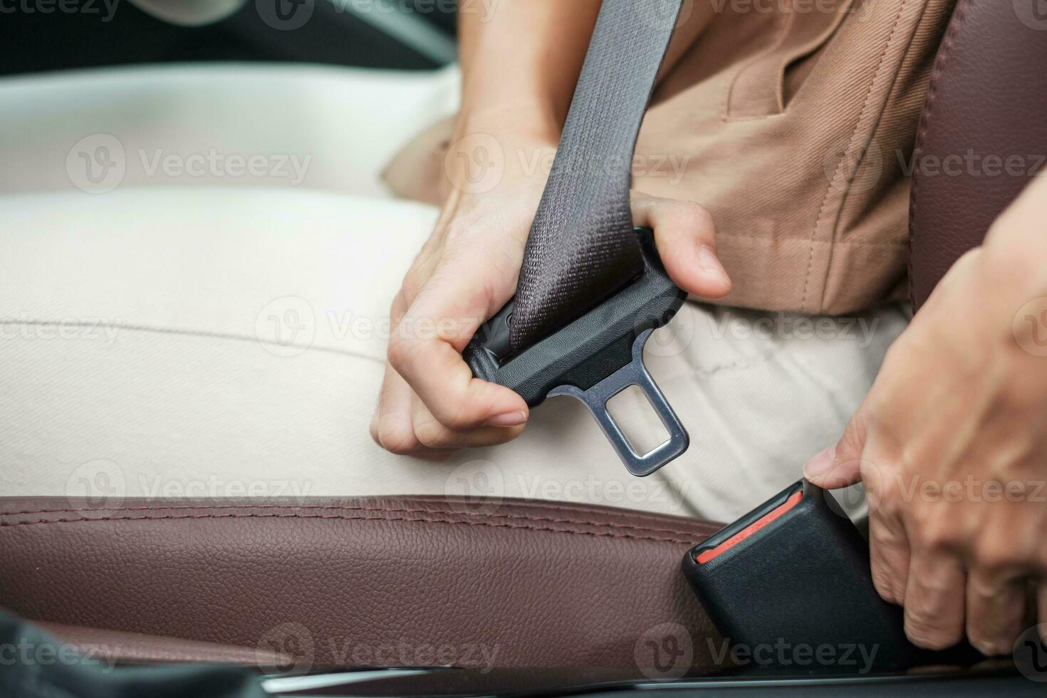 kvinna förare hand fäst säkerhetsbälte under sittande i en bil och körning på vägen. säkerhet, resa, resa och transport koncept foto