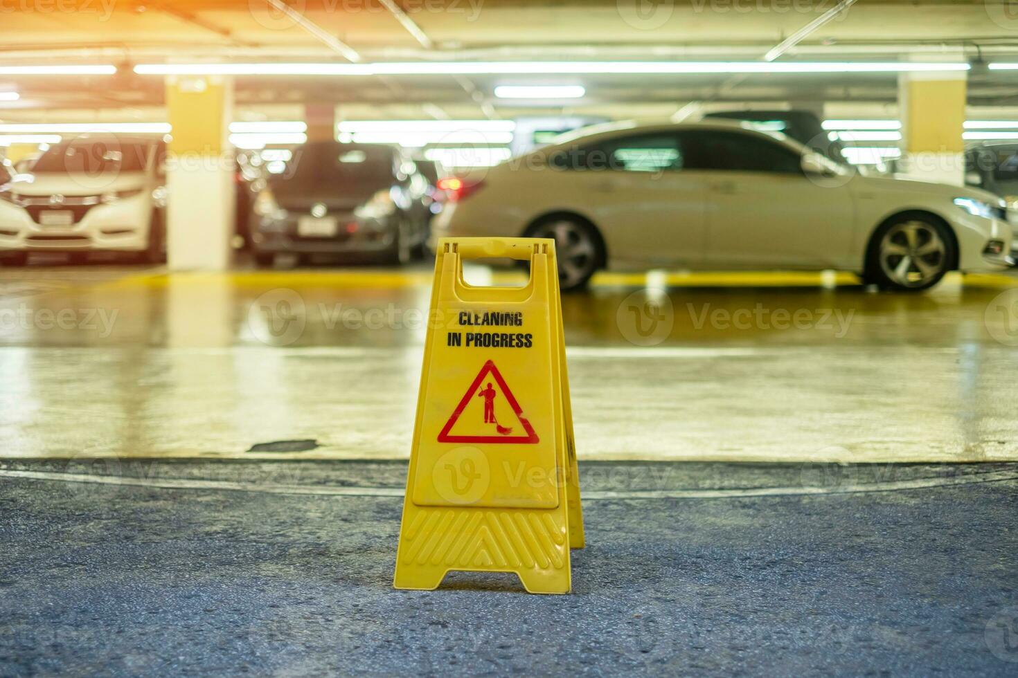 tecken som visar varning av varning våt golv i garage byggnad foto