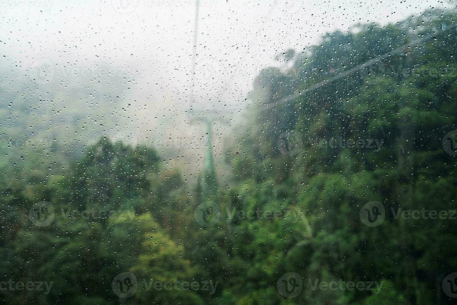 suddigt av ba na kullar berg i de dimma från kabel- bil. landmärke och populär. da nang, vietnam och sydöst Asien resa begrepp foto