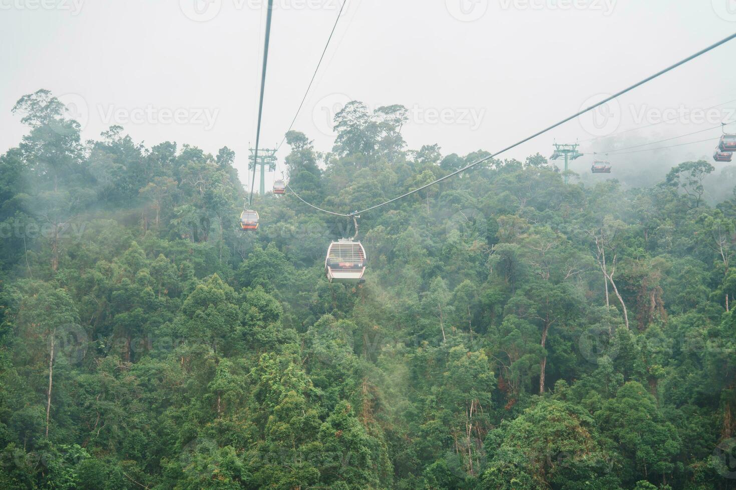 se av ba na kullar berg i de dimma från kabel- bil. landmärke och populär. da nang, vietnam och sydöst Asien resa begrepp foto