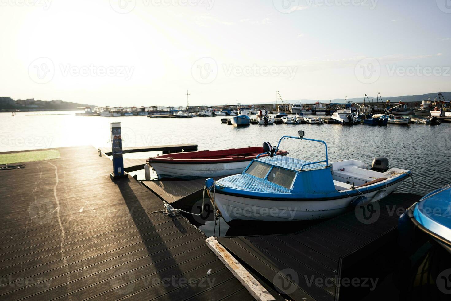 fiske båtar på de pir i de hamn av nessebar. foto