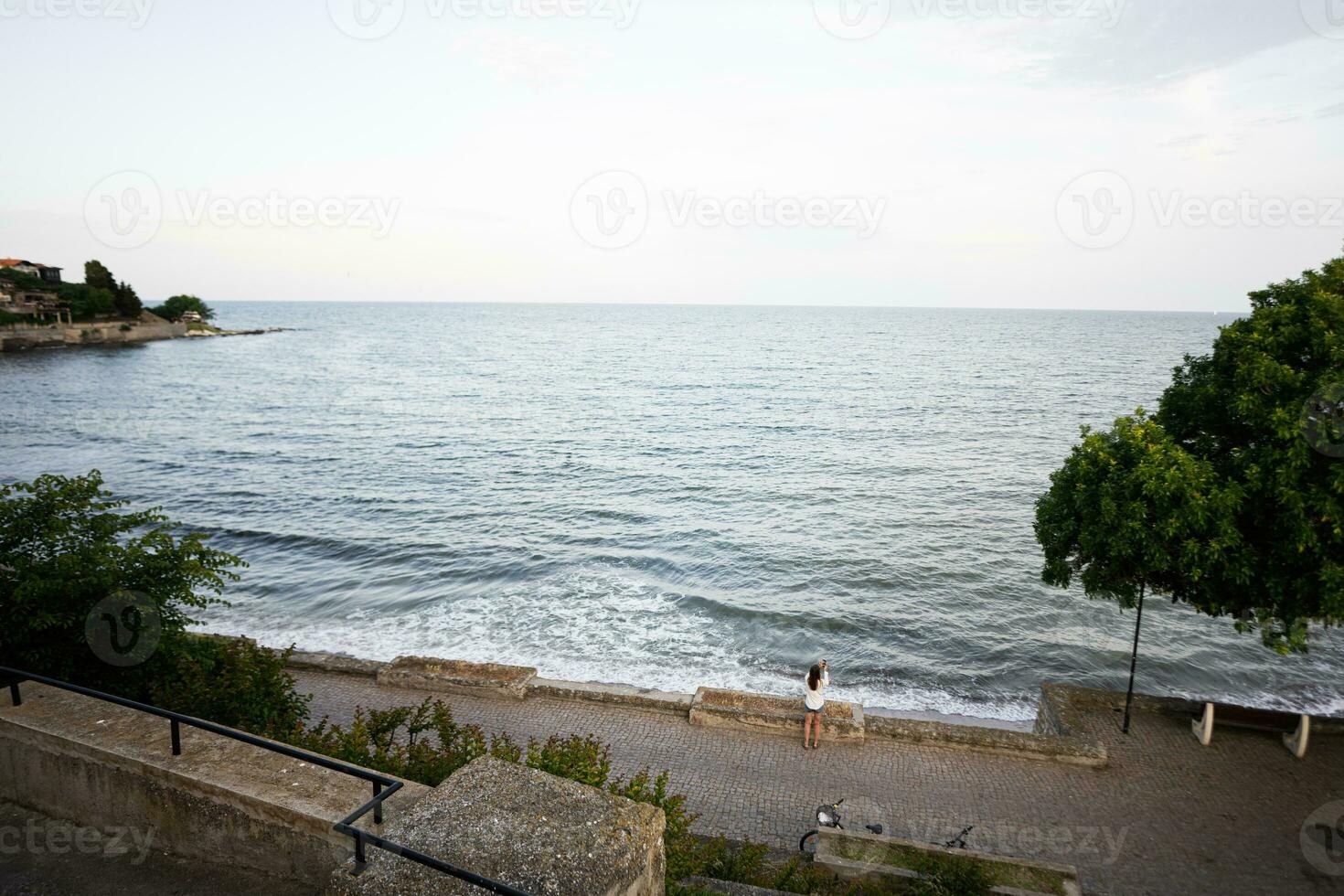 se av flicka framställning Foto av strand och de hav i de stad av nessebar, bulgarien.