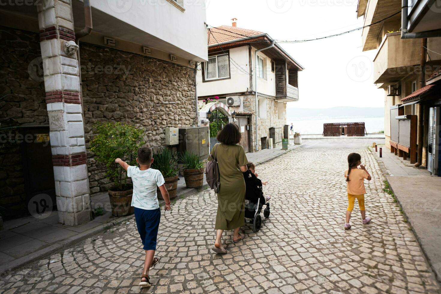turister familj besöker gammal stad av nessebar, bulgarien. foto