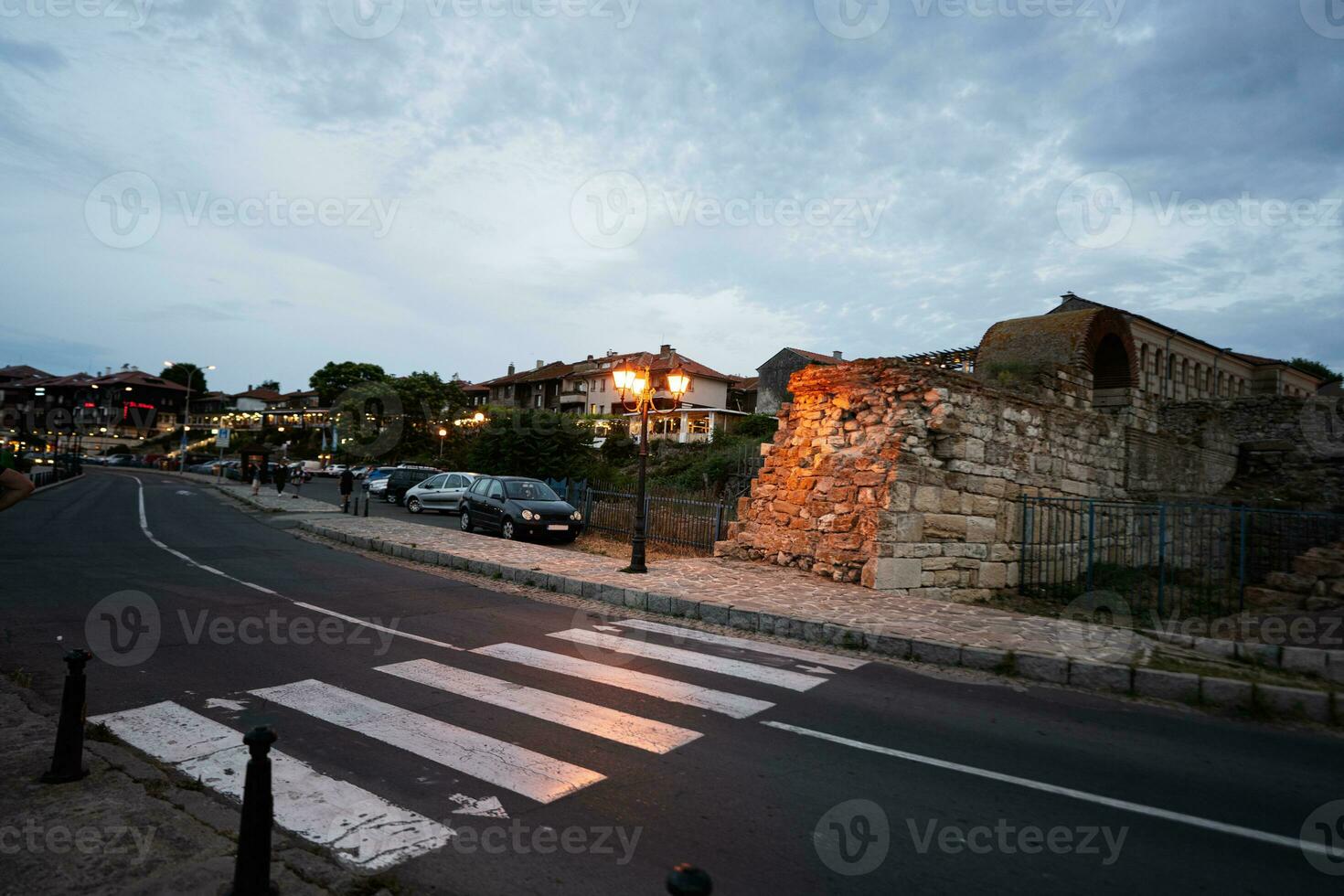 solnedgång se av de övergångsställe i gammal stad av nessebar, bulgarien. foto