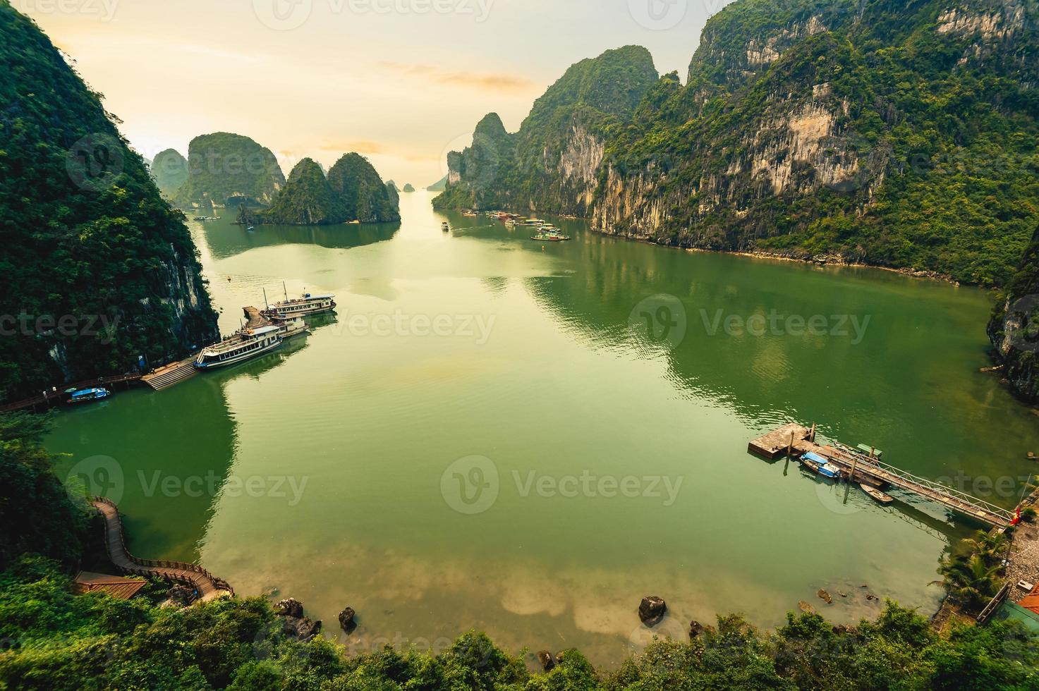 sikt av bohön på Halong Bay i Vietnam foto