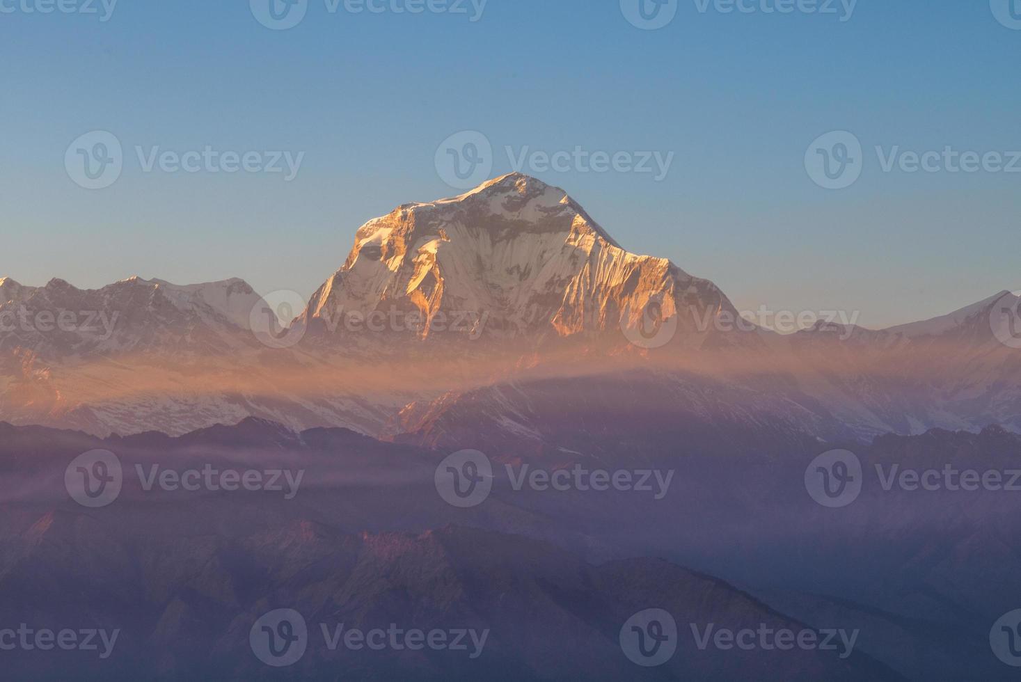 dhaulagiri-massivet i nepal sett från poonhill foto