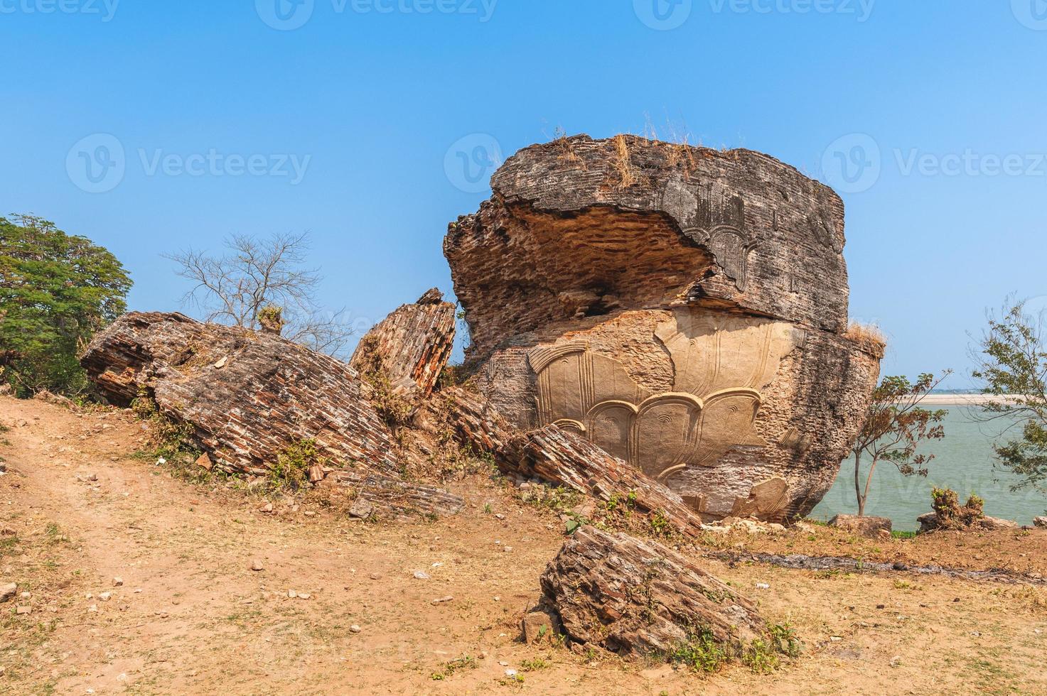 ruin av väktarstaty i mingun pahtodawgyi foto