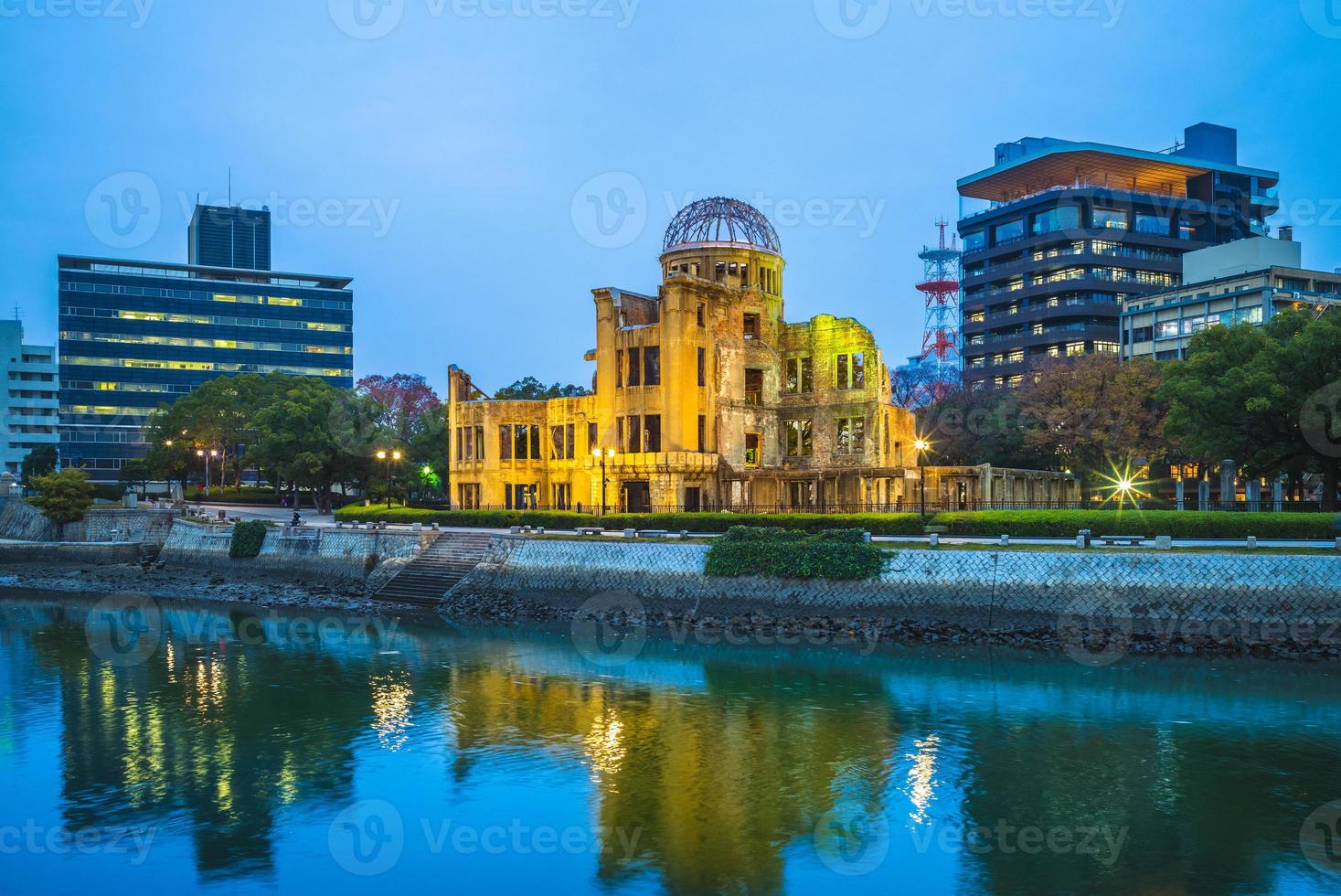 genbaku kupol av Hiroshima fredsminnesmärke på natten foto